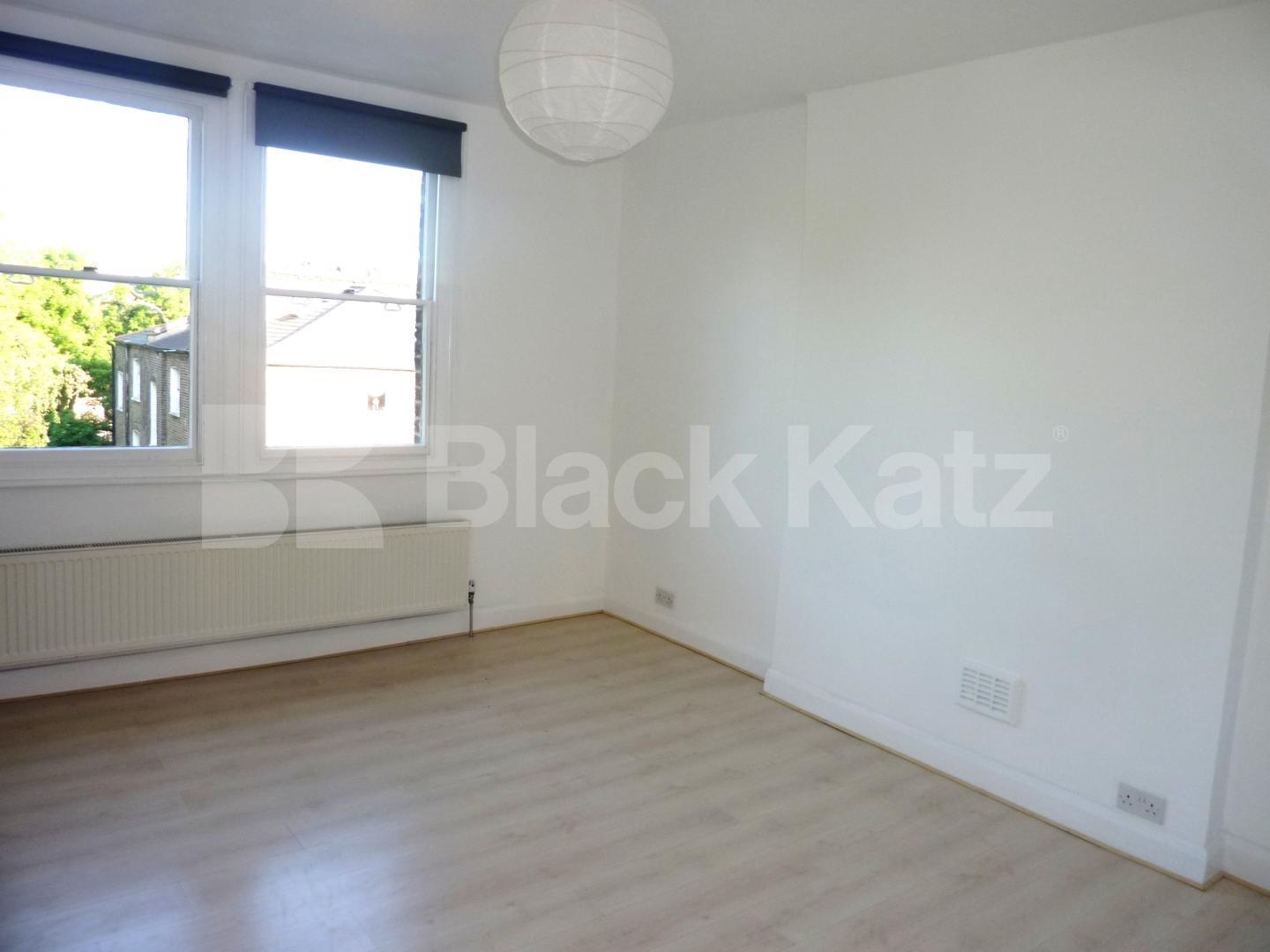 			CAMDEN SQUARE!!, 2 Bedroom, 1 bath, 1 reception Flat			 South Villas, CAMDEN SQUARE